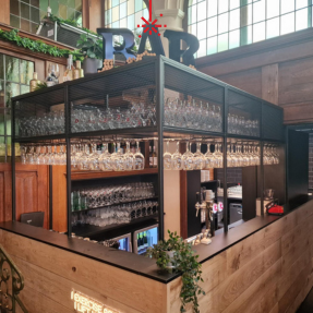 bar meubel in staal en glas bar meubel in staal en glas